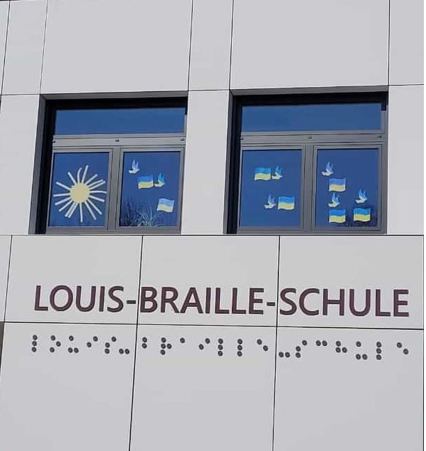 Fenster%20mit%20Friedenstauben%20geschm%C3%BCckt Fenster%20mit%20Friedenstauben%20geschm%C3%BCckt